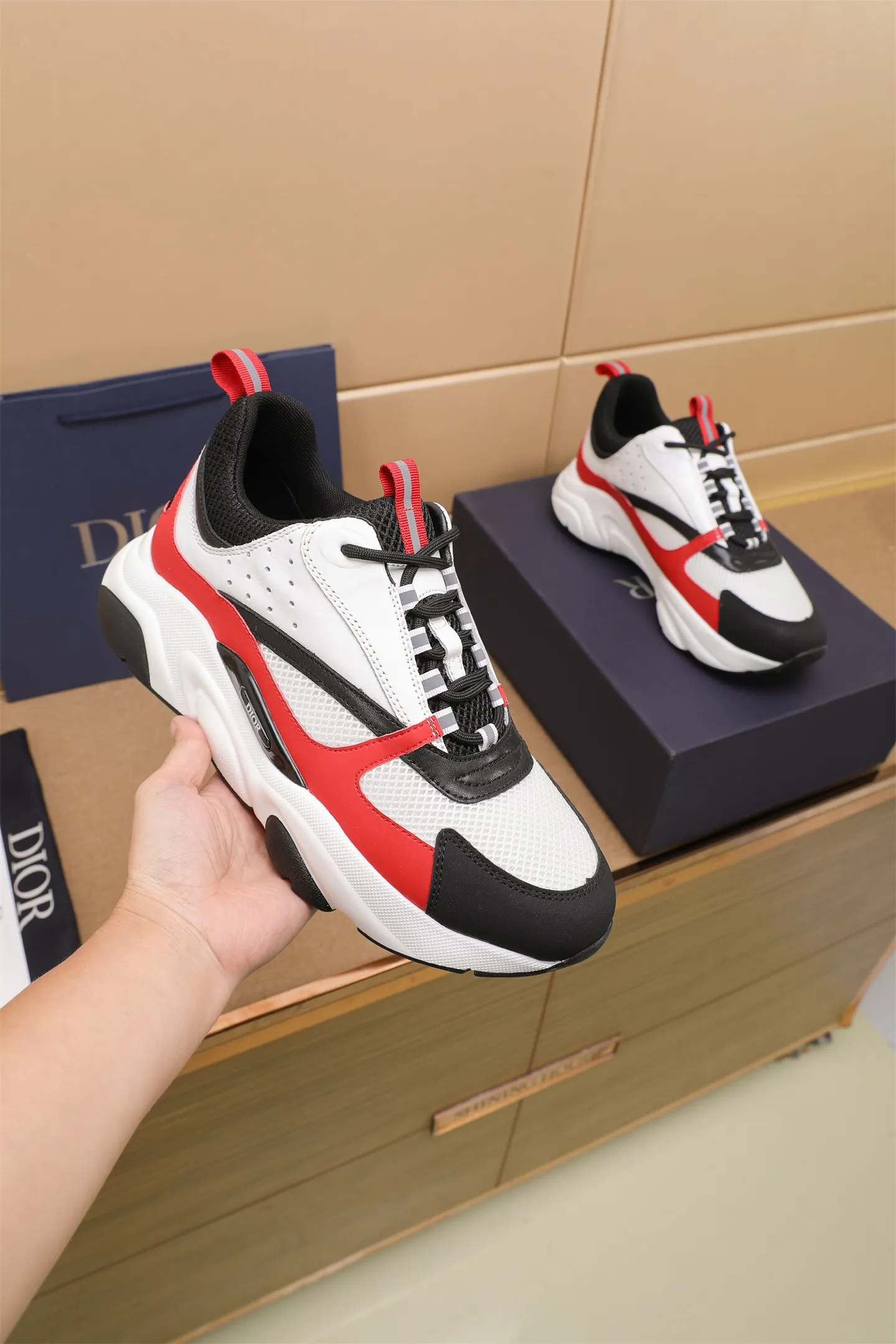 Factory price: 460💰Dior’s top version of D’s b22 men’s sports shoes. Inspired by retro running styles, the chunky low-top silhouette features gray calf leather and blue and white mesh fabric uppers, atop a black, white and blue engraved rubber sole. Nylon ribbon accents the blue mesh tongue and heel counter, and a "dio~" logo appears on the side. Pair it with a suit for a striking contrast and add a sportswear-chic edge to your look. The thick sole can be about 4cm~ Size: 38-45, [46, 47 customized]